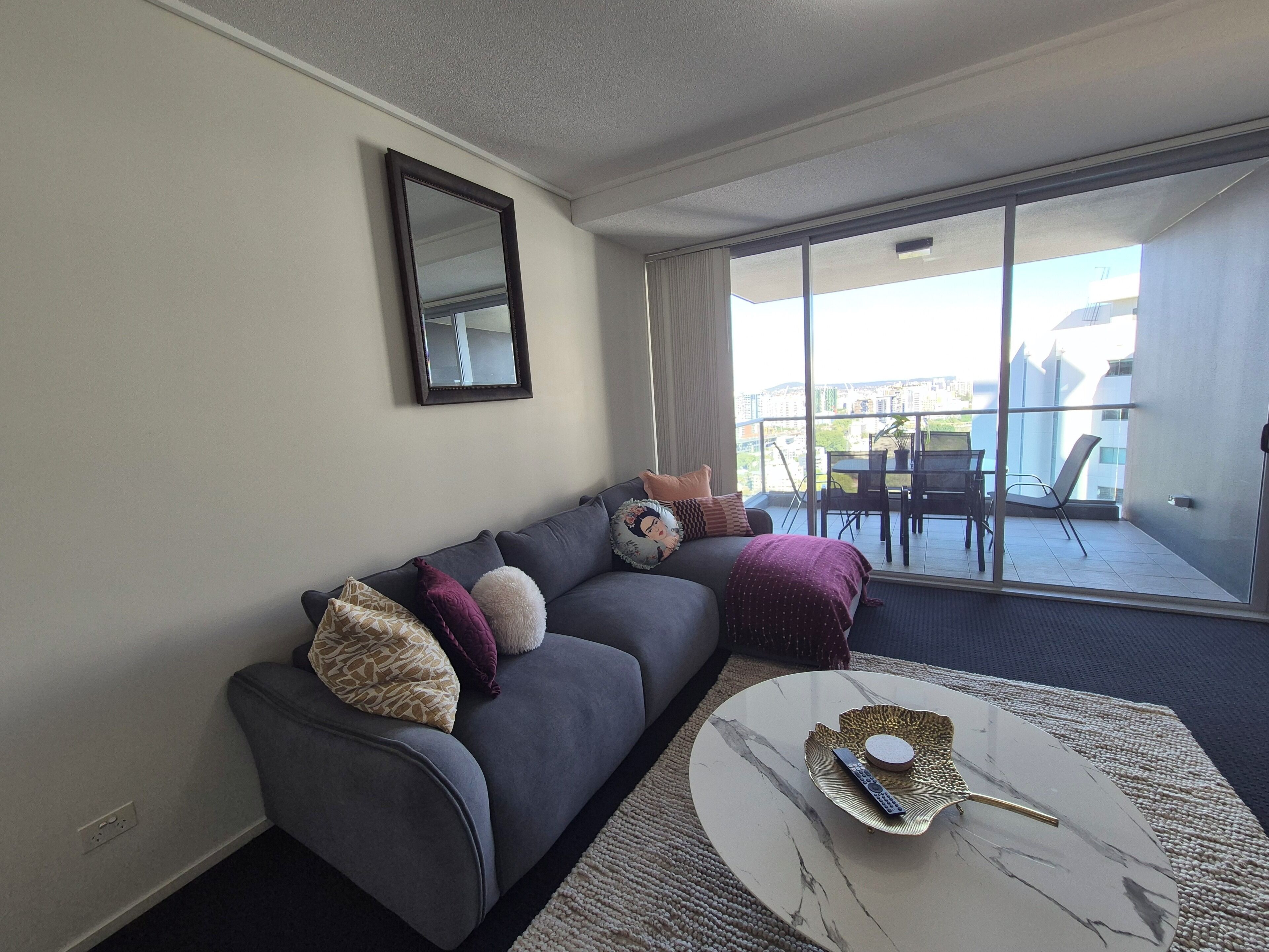 Apartamento Deluxe, vistas al río | Zona de estar | Smart TV de 60 pulgadas con canales digitales, Netflix