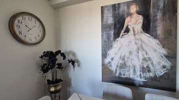 Departamento Deluxe, vista al río | Área de sala de estar | Smart TV de 60 pulgadas con canales digitales y Netflix