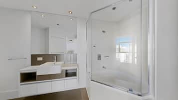 Deluxe Apartment, River View | Bathroom