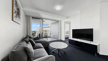 Deluxe Apartment, River View | Living area