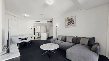 Deluxe Apartment, River View | Living area