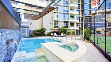 Una piscina al aire libre