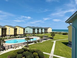 Hotel amb piscina, vistes a la platja i un jardí ben cuidat.