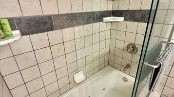 Secador de cabelo, toalhas de banho, sabonete, papel higiênico