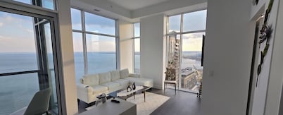 Luxury Lakeview  Corner Condo | Free Parking 