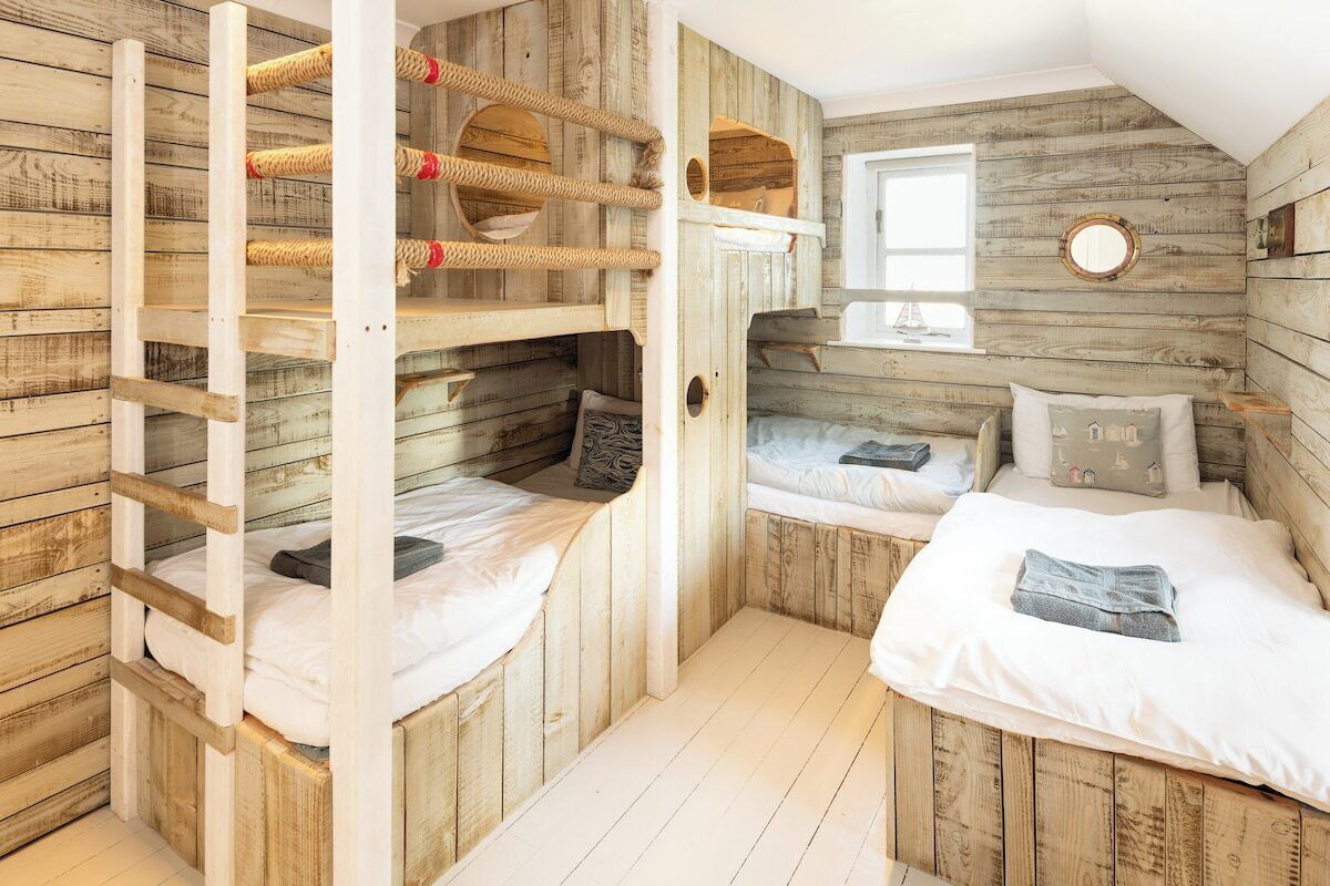 5 bedrooms, iron/ironing board, WiFi, bed sheets