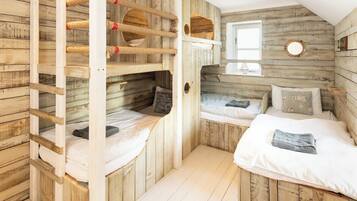 5 bedrooms, iron/ironing board, WiFi, bed sheets