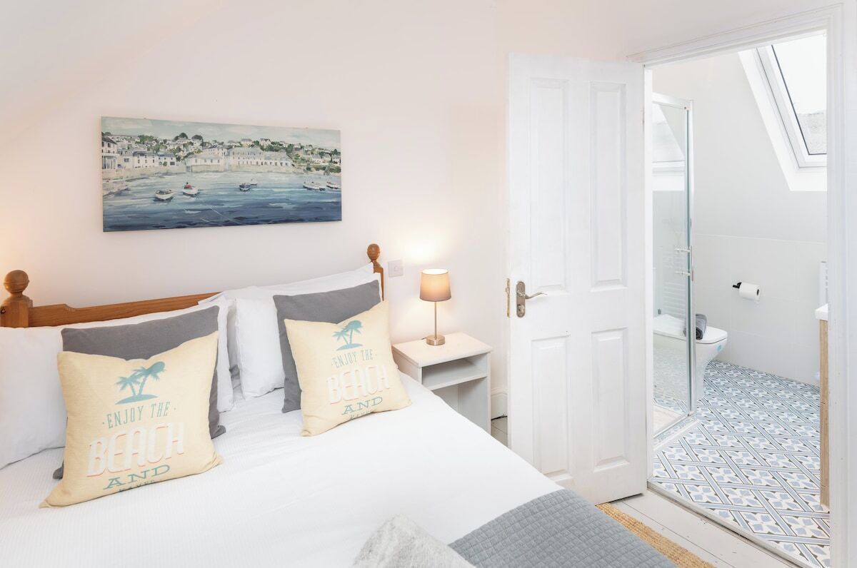 5 bedrooms, iron/ironing board, WiFi, bed sheets