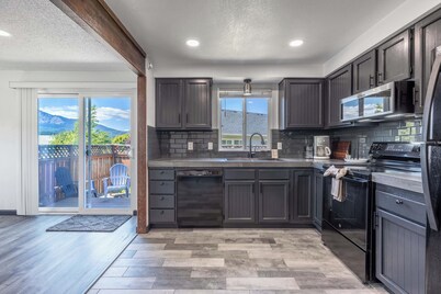 Tails and Trails - Fun Views! Cascade Locks, Pet Friendly