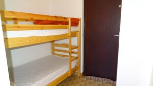 A bunk bed with a lower bunk and a door to the right. - CAP D'AGDE - Plage du Môle / Réf 133 (CAP D'AGDE)