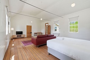 1 bedroom, iron/ironing board, travel cot, WiFi - Converted Church Escape (Collinsvale)