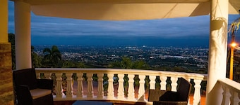 Charming 3-bedroom house with AC in Santiago de los Caballeros Camp David.