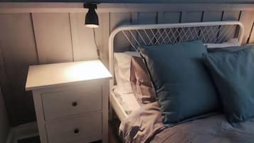 Tabla de planchar con plancha, wifi gratis y ropa de cama
