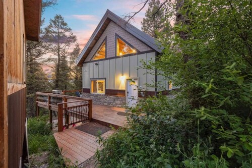 Two Top Stop | 15min to Yellowstone, Hot Tub, Arcades, BBQ!
