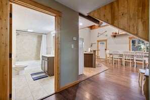 Ein modernes Interieur mit Bad, Küche und Essbereich.