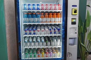 Ein Getränkeautomat mit einer Auswahl verschiedener Getränke.