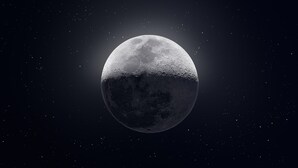 Um corpo celeste esférico com superfície texturizada, rodeado por um fundo espacial estrelado.