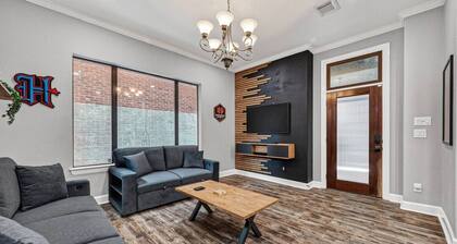 Space City Retreat Rooftop Views Fire Pit Putting Green Sleeps 8