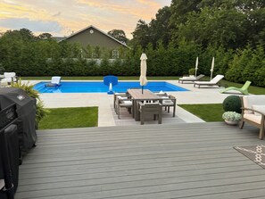 Un pati amb piscina, mobiliari de pati i una barbacoa.