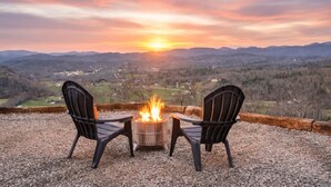 A fire pit with two chairs and a view of a sunset over a valley. - NEW CABIN-Epic Sunsets! Panoramic Views of Blue Ridge and Smokey Mountains! (Murphy)