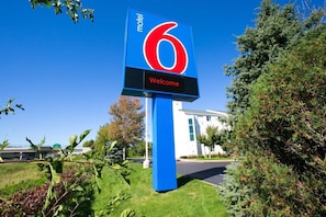 Et motel-skilt med nummer 6 og en velkomstbesked.