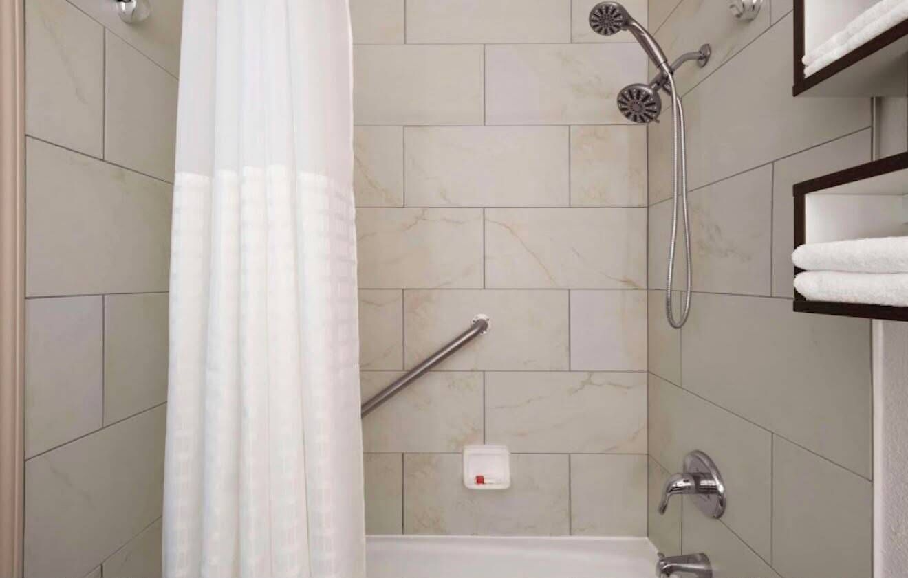 Een bad/douchecombinatie, gratis toiletartikelen, een haardroger