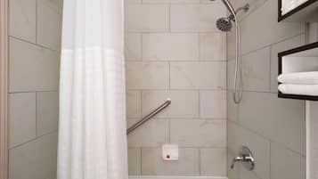 Een bad/douchecombinatie, gratis toiletartikelen, een haardroger