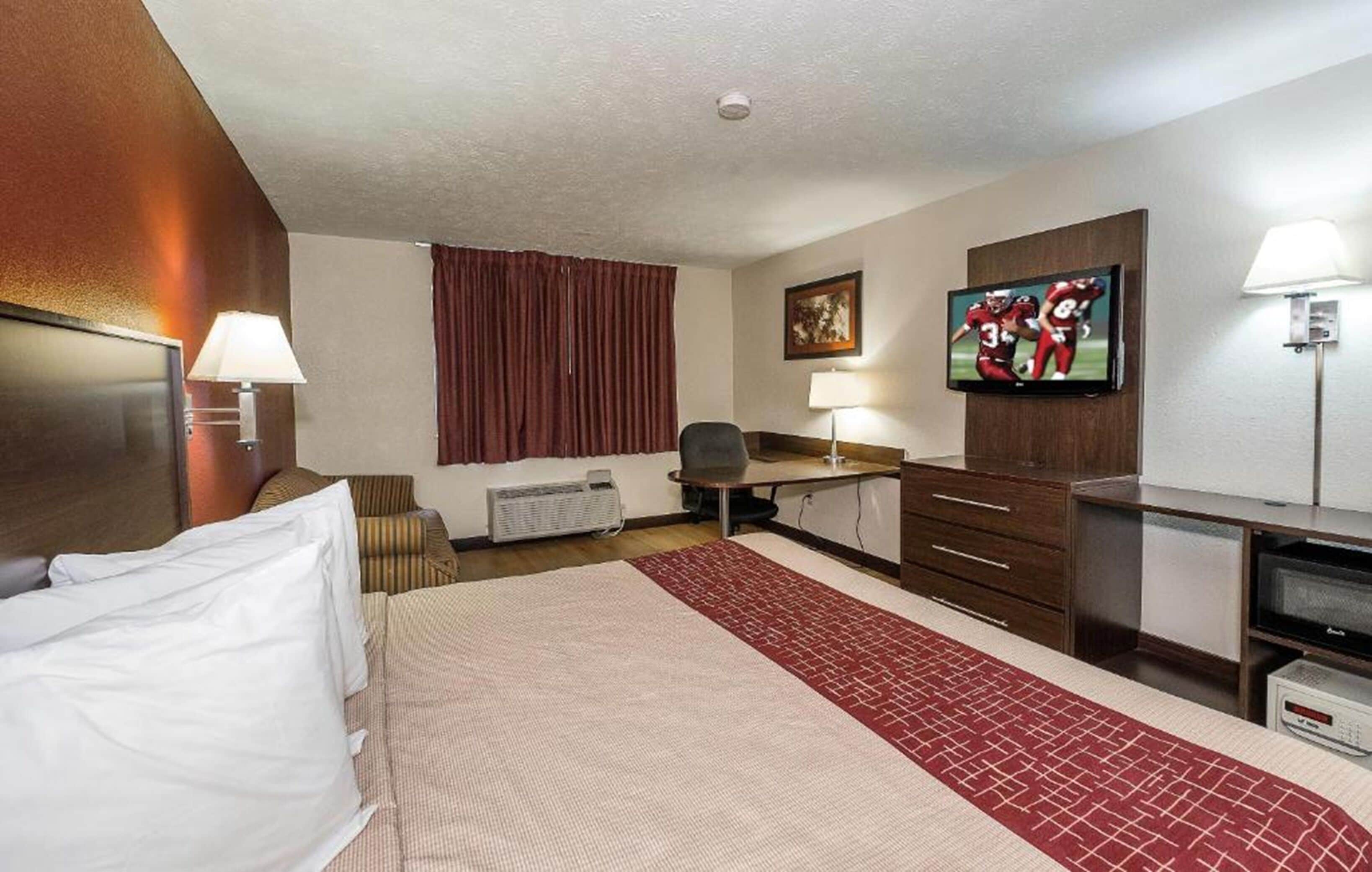 Quarto, 1 cama King, barras de apoio para chuveiro, para não fumantes | Escrivaninha, espaço de trabalho para notebook