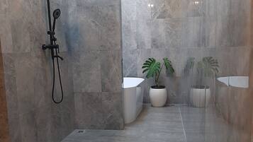 Separate bathtub and shower, free toiletries, towels, soap