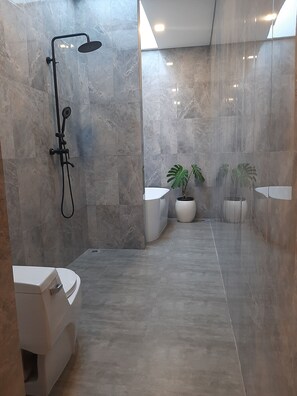 Bathtub dan shower terpisah, perlengkapan mandi gratis,  dan handuk