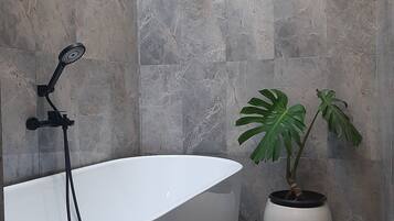 Separate bathtub and shower, free toiletries, towels, soap