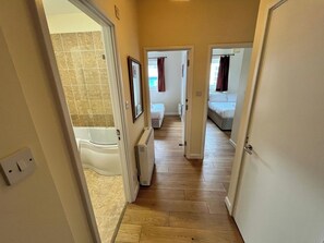 Secador de cabelo, toalhas de banho