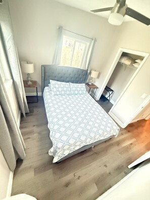 Room - 3-bedroom modern house walk in distance to the beautiful Cocoa Beach (Cocoa Beach)