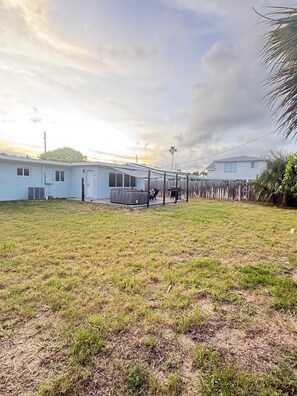 Exterior - 3-bedroom modern house walk in distance to the beautiful Cocoa Beach (Cocoa Beach)