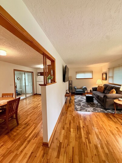 Cozy 2-bedroom house in tranquil Excelsior Springs with AC