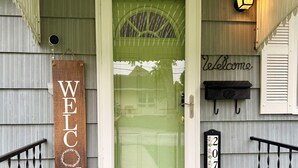 A front door with a 'WELCOME' sign, a mailbox, and a '2007' address plaque. - Cozy 2-bedroom house in tranquil Excelsior Springs with AC (Excelsior Springs)