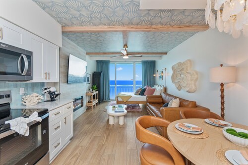 Penthouse Oceanfront Studio | VR Headset + Mural + Minibar