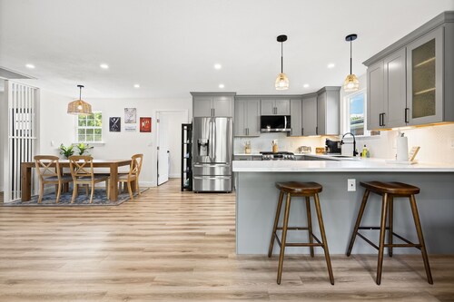 Wine Country Escape - Hot Tub, Pool Table, Sleeps 12