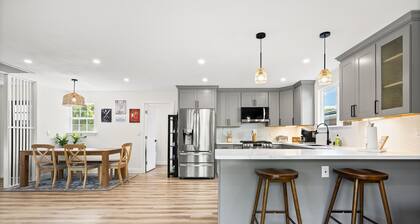 Wine Country Escape - Hot Tub, Pool Table, Sleeps 12