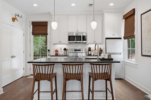 College St. Cottage | 1/1, Washer/Dryer, Walk to Downtown
