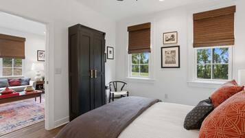 Tabla de planchar con plancha, wifi gratis, ropa de cama