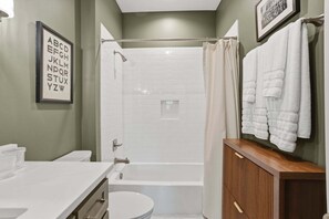Un bagno con doccia, WC e lavabo.