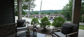 Knoxville Hills Family Getaway Near UT Knoxville and Downtown w. Gameroom + Yard