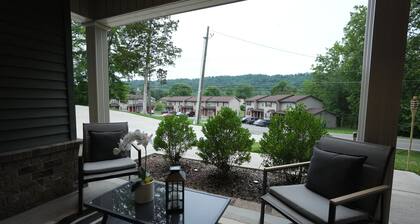Knoxville Hills Family Getaway Near UT Knoxville and Downtown w. Gameroom + Yard