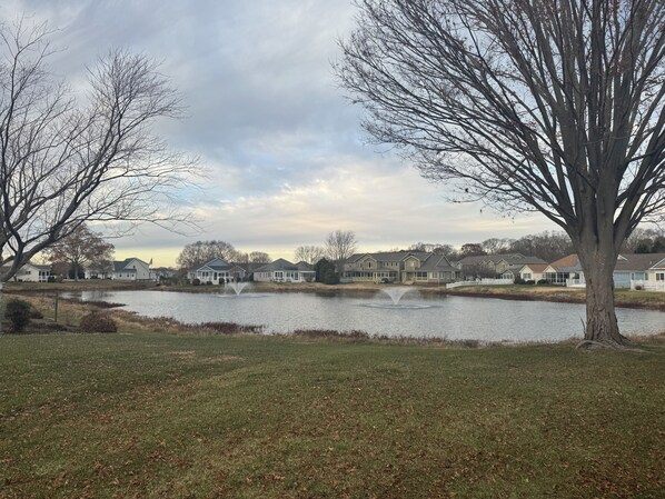 A residential area with houses, a pond, and a fountain. - Beautiful Townhouse in Lewes Parking Clean Spacious (Lewes)