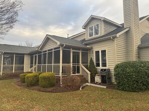 A house with a covered porch, a chimney, and a well-maintained lawn. - Beautiful Townhouse in Lewes Parking Clean Spacious (Lewes)
