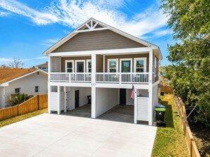 Et toetagers hus med balkon, garage og forhave.