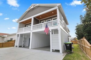 Et toetagers hus med balkon, garage og et amerikansk flag.
