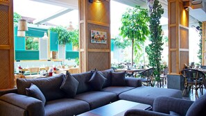 Outdoor dining - The New George & Dragon Beach Hotel (Marmaris)