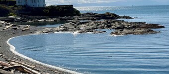 Wonderful 2 bedroom/2 bath fully furnished suite steps from the Ocean